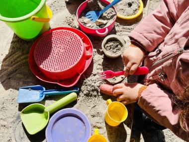Børn leger i sandkassen