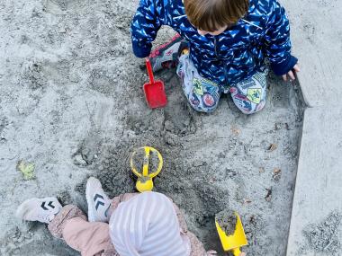 Børn i sandkassen